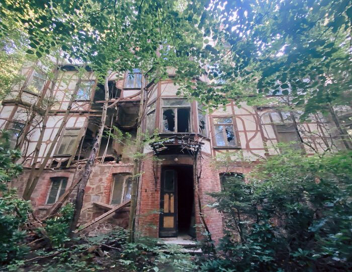 un énorme sanatorium abandonné que j’ai trouvé dans une forêt allemande