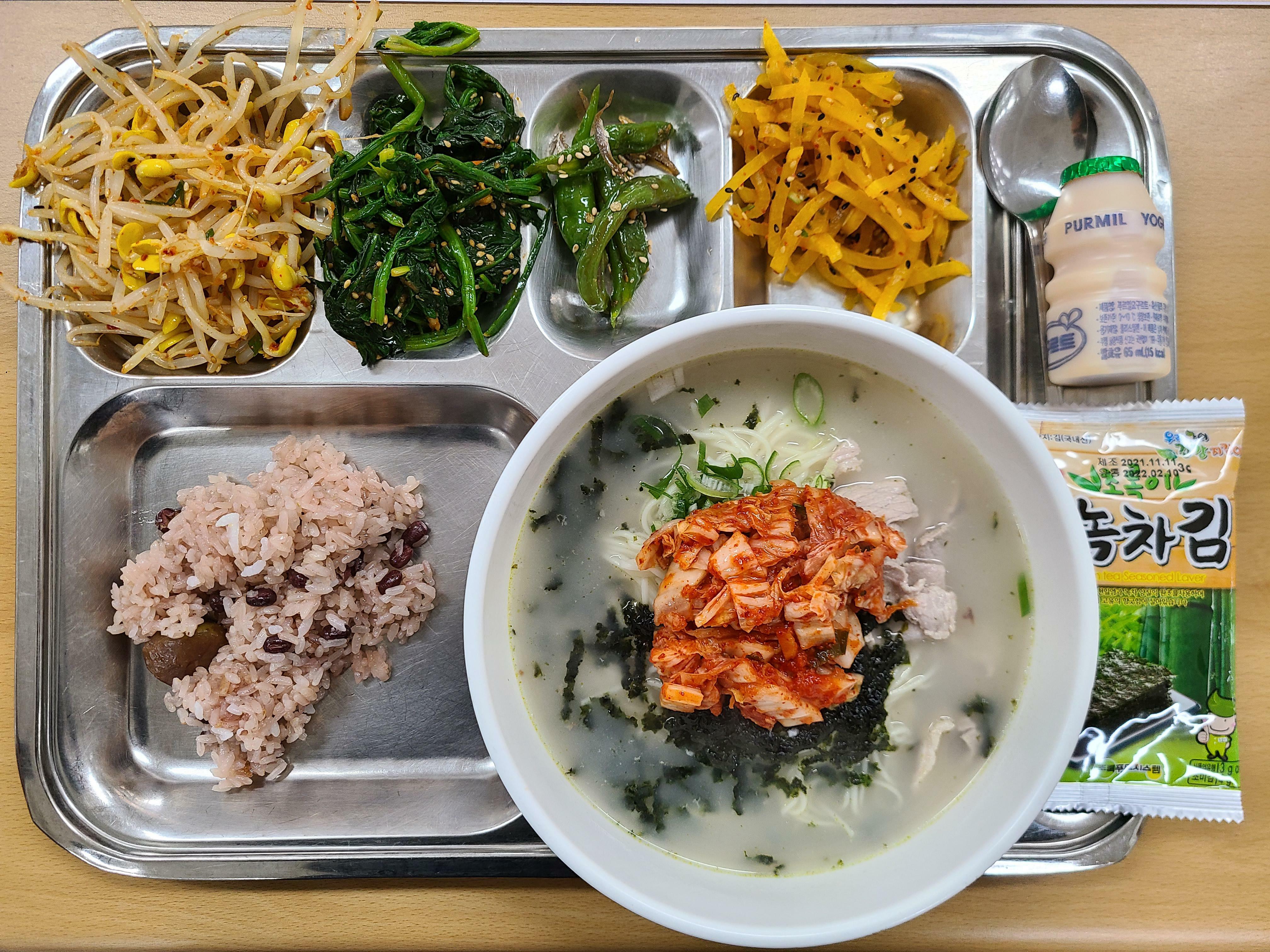 Mon déjeuner scolaire coréen (que les élèves reçoivent gratuitement) ! Soupe de nouilles au bœuf et divers banchan !