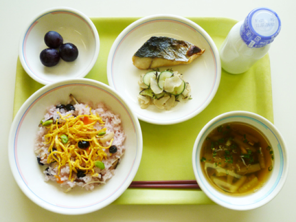 déjeuner scolaire dans la préfecture d’okayama, au japon