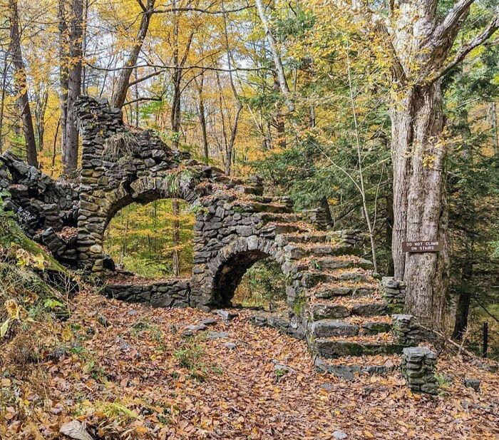 Passe sous les escaliers qui mènent nulle part, puis fais trois fois demi-tour pour te retrouver exactement là où tu dois être. Il se trouve dans la forêt de Madame Sherri à West Chesterfield, Nh.