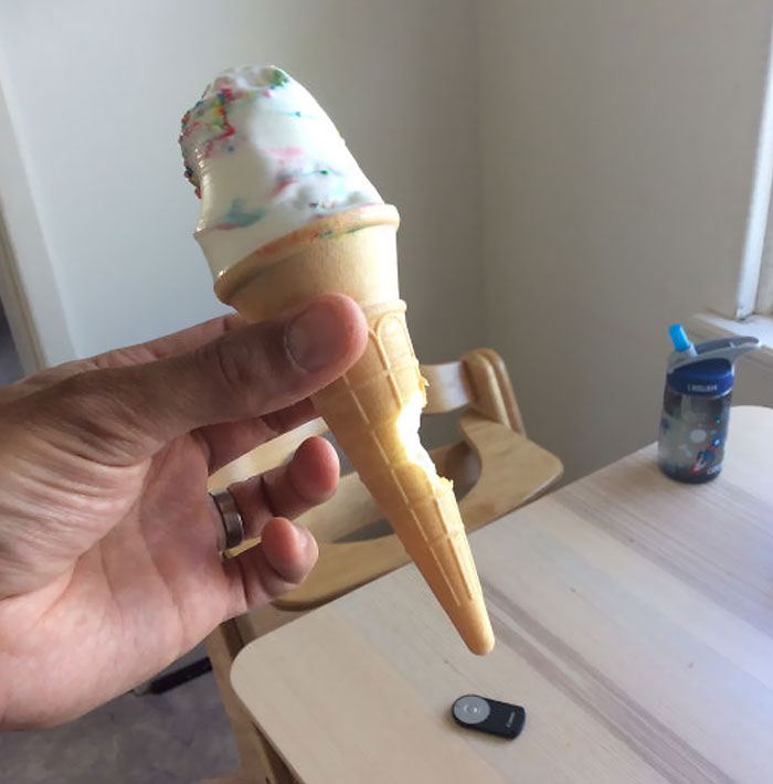 J’ai offert ma glace à mon fils et il m’a rendu ça… il n’est manifestement pas encore contraint par l’étiquette standard des glaces.