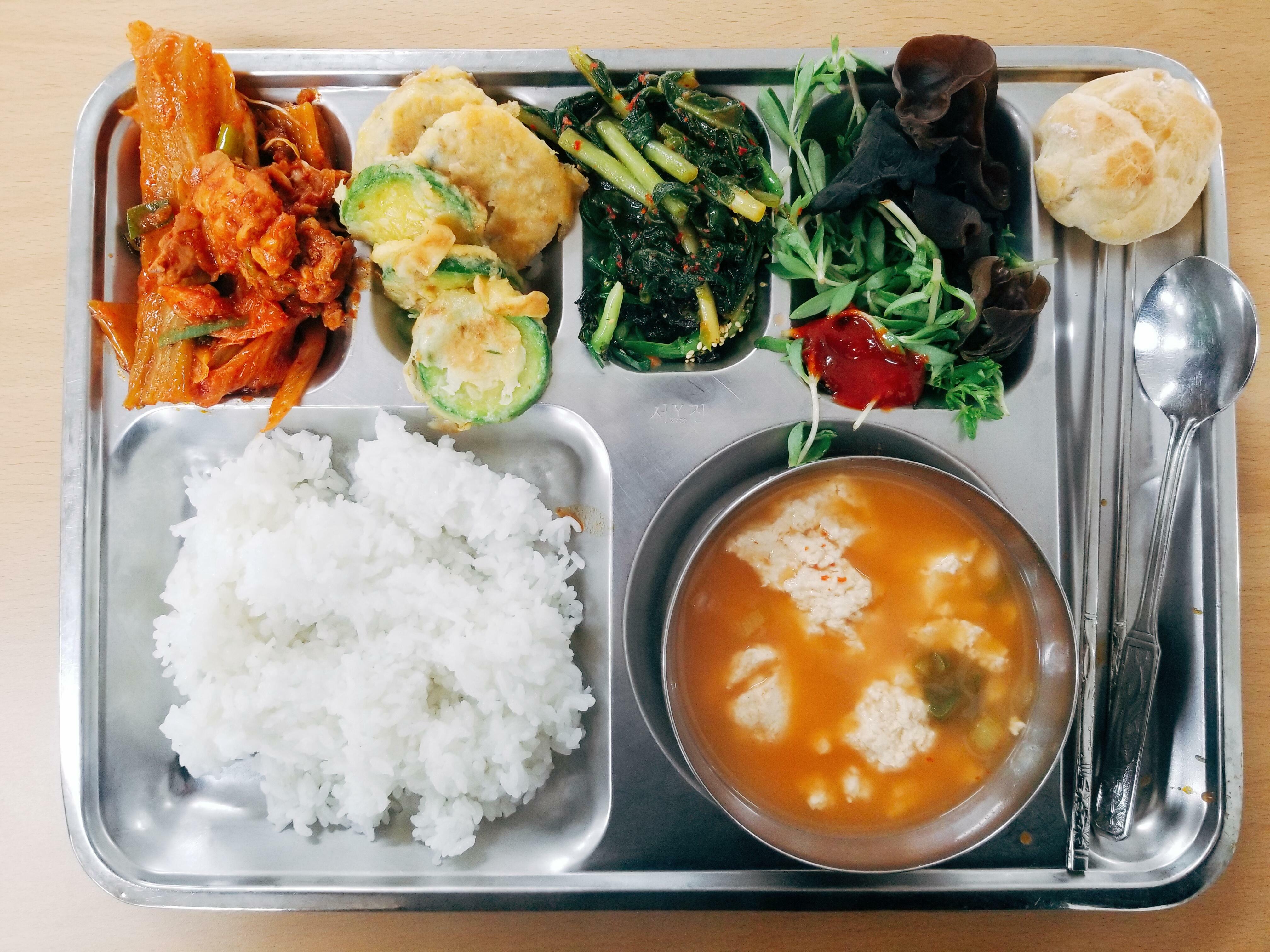 Déjeuner scolaire typique en Corée du Sud