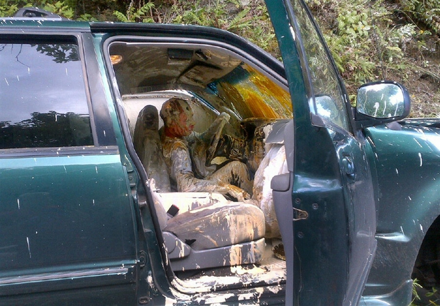 C’est ce qui arrive quand tu as un accident de voiture en transportant plusieurs seaux de peinture.