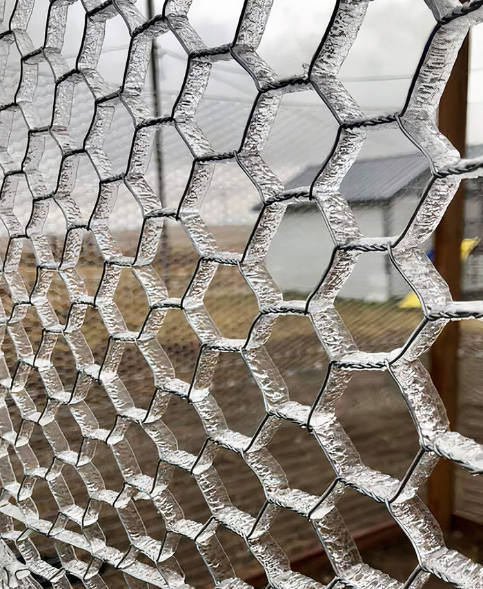 la façon dont la glace a gelé jusqu’à cette clôture