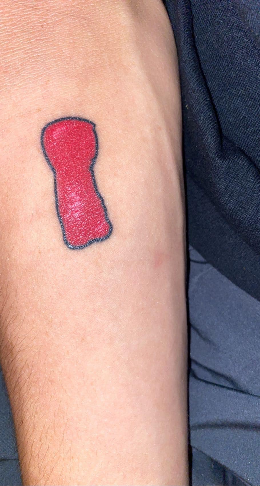 C’est le premier tatouage de mon ami. ( censé être un sour patch kid) et oui il a été fait de manière professionnelle, le gars a essayé de lui faire payer 100$.