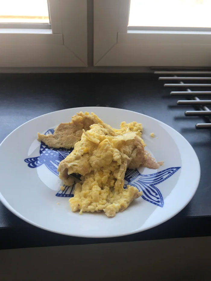 ma première tentative de faire une omelette française. et c’est parti à la poubelle :)