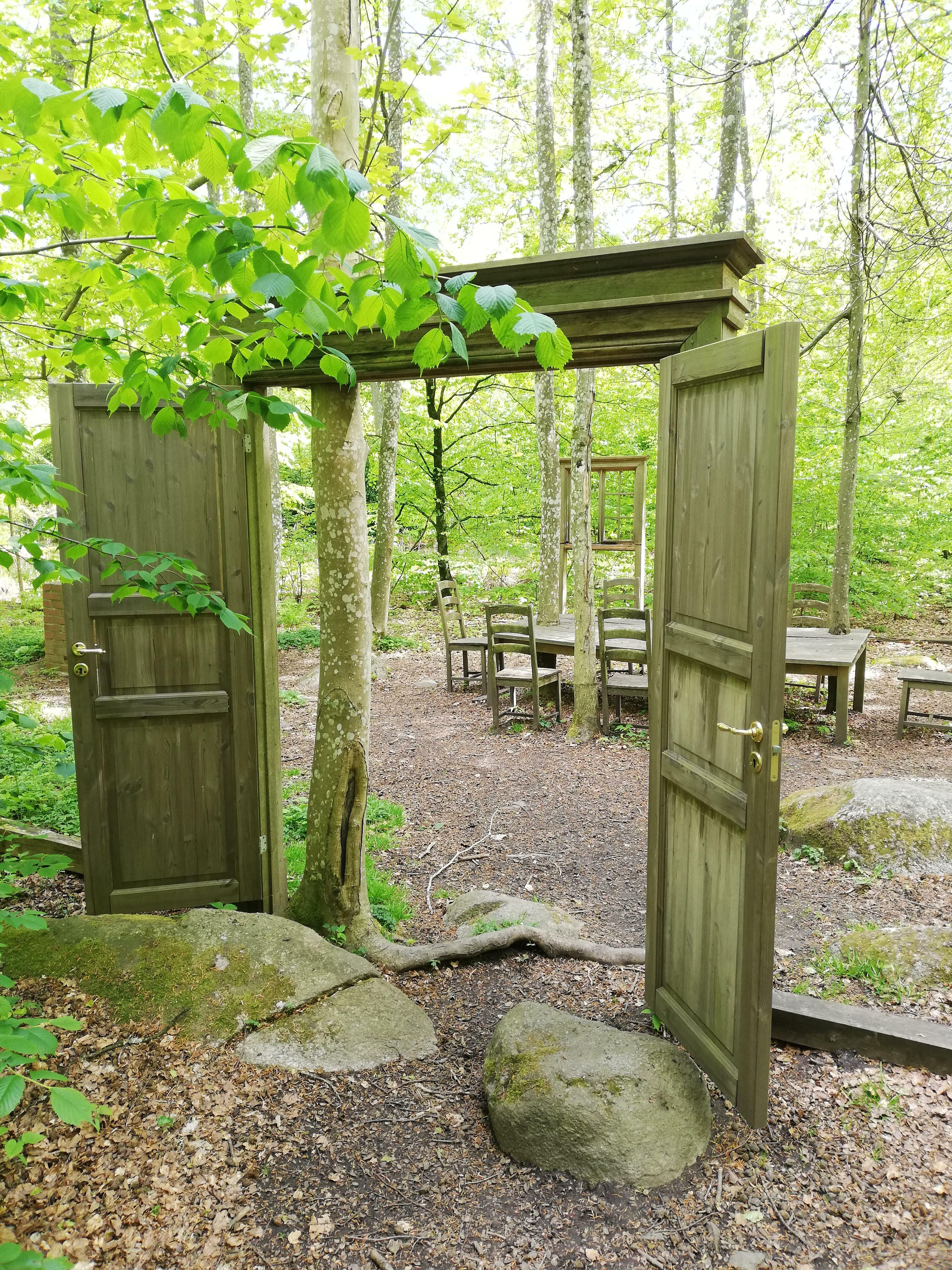 une salle à manger forestière