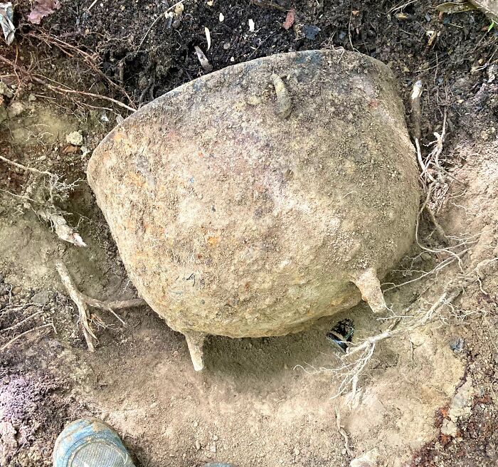 un chaudron en fonte que j’ai trouvé enterré dans ma forêt