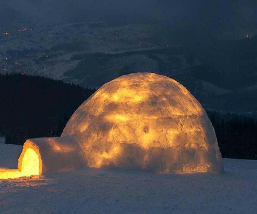 voici à quoi ressemble un igloo lorsque tu fais un feu à l’intérieur. le feu à l’intérieur fait fondre la couche de glace intérieure, et le froid à l’extérieur la recongèle, ajoutant une couche d’isolation qui peut maintenir l’igloo à 60° à l’intérieur alors qu’il fait -50° à l’extérieur.