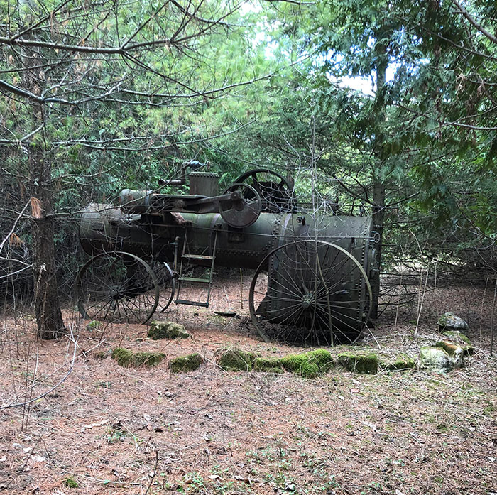 moteur à vapeur laissé dans la forêt. ontario canada