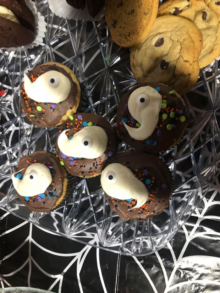 quelqu’un prépare ces cupcakes pour la fête d’halloween de notre pta…. quelque chose vient de “spermer” un peu à l’écart.