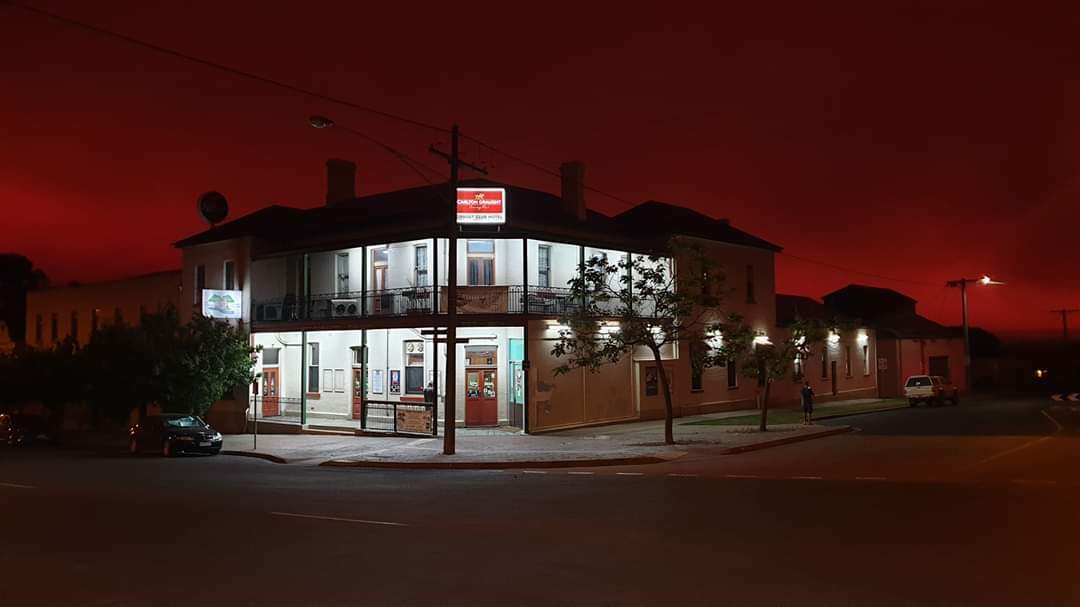 photo du pub local. cette photo n’a pas de filtre. il est probable qu’un feu de brousse traverse notre ville dans les prochaines heures.