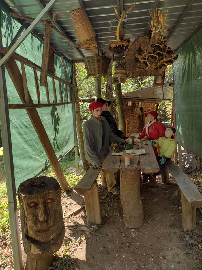 cette famille effrayante en papier mâché que j’ai trouvée en me promenant dans la forêt