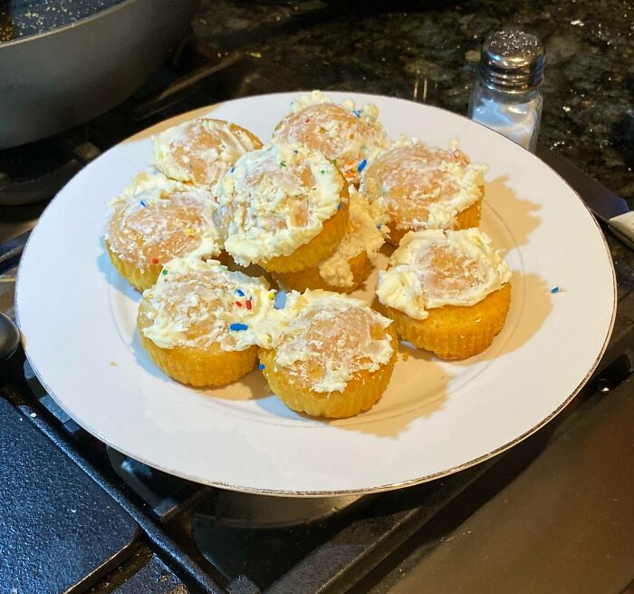 La femme a fait des cupcakes, son fils de 8 ans a mangé le glaçage.