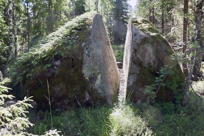 Une pierre bien taillée dans une forêt suédoise