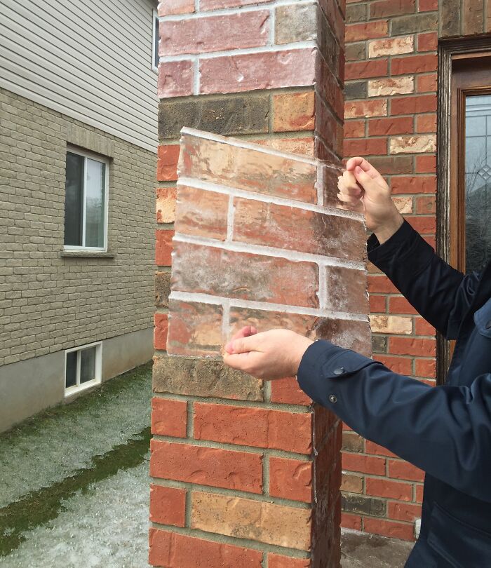 des plaques de glace qui se détachaient de l’extérieur en briques de notre maison après une pluie verglaçante.