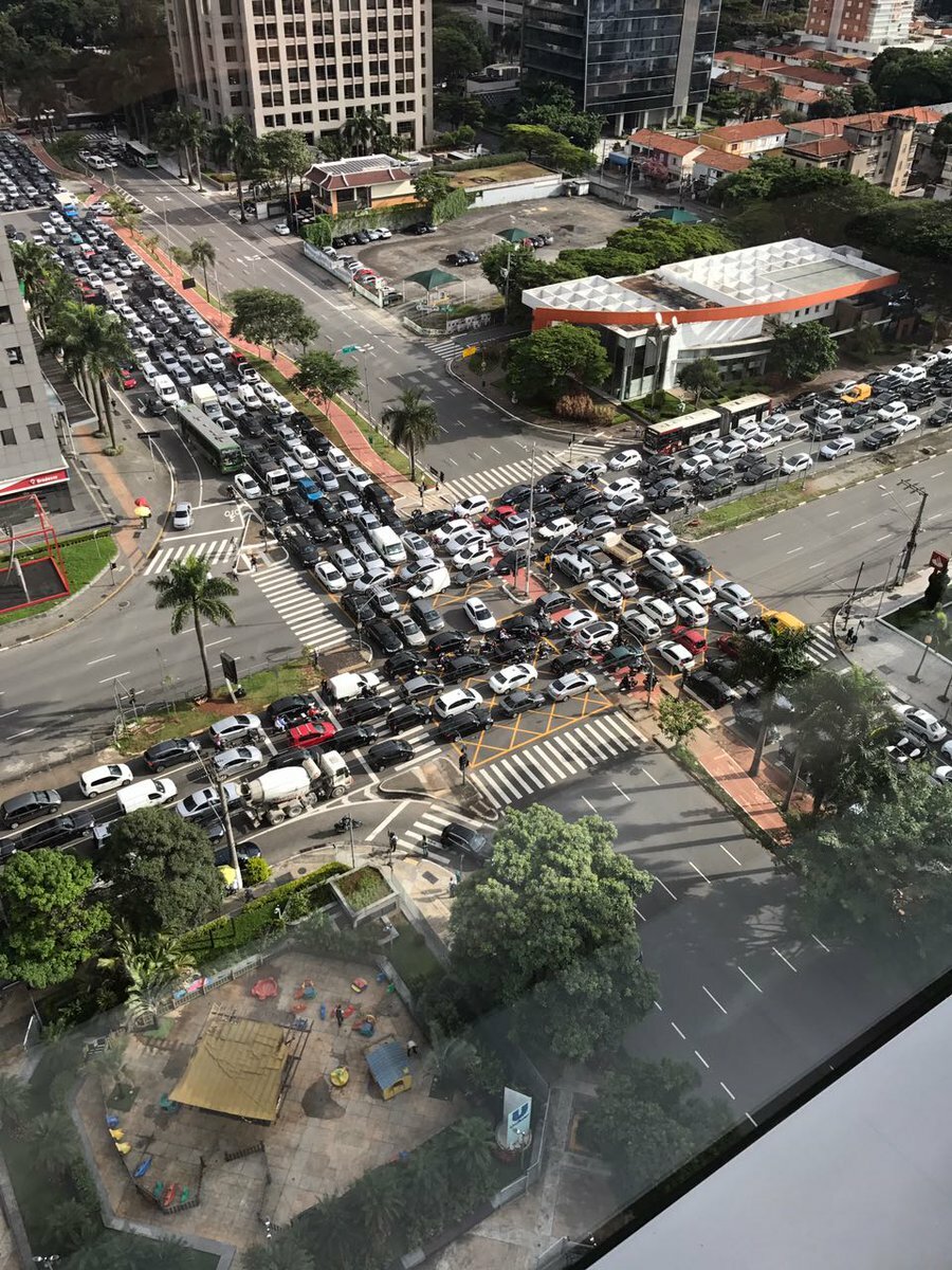 ce qui se passe quand un feu de signalisation est cassé à são paulo, au brésil