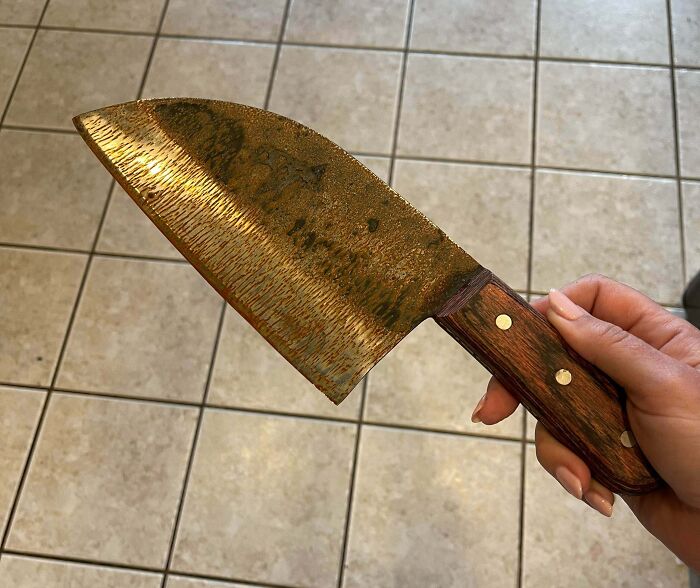 J’ai acheté à mon mari un couteau très cher pour Noël… il a mis le couteau dans le lave-vaisselle.