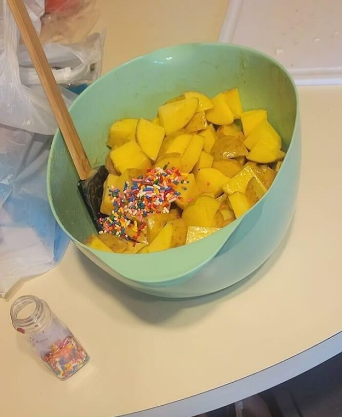 est sorti de la cuisine pendant un moment et ma fille a essayé d’aider à assaisonner les pommes de terre.