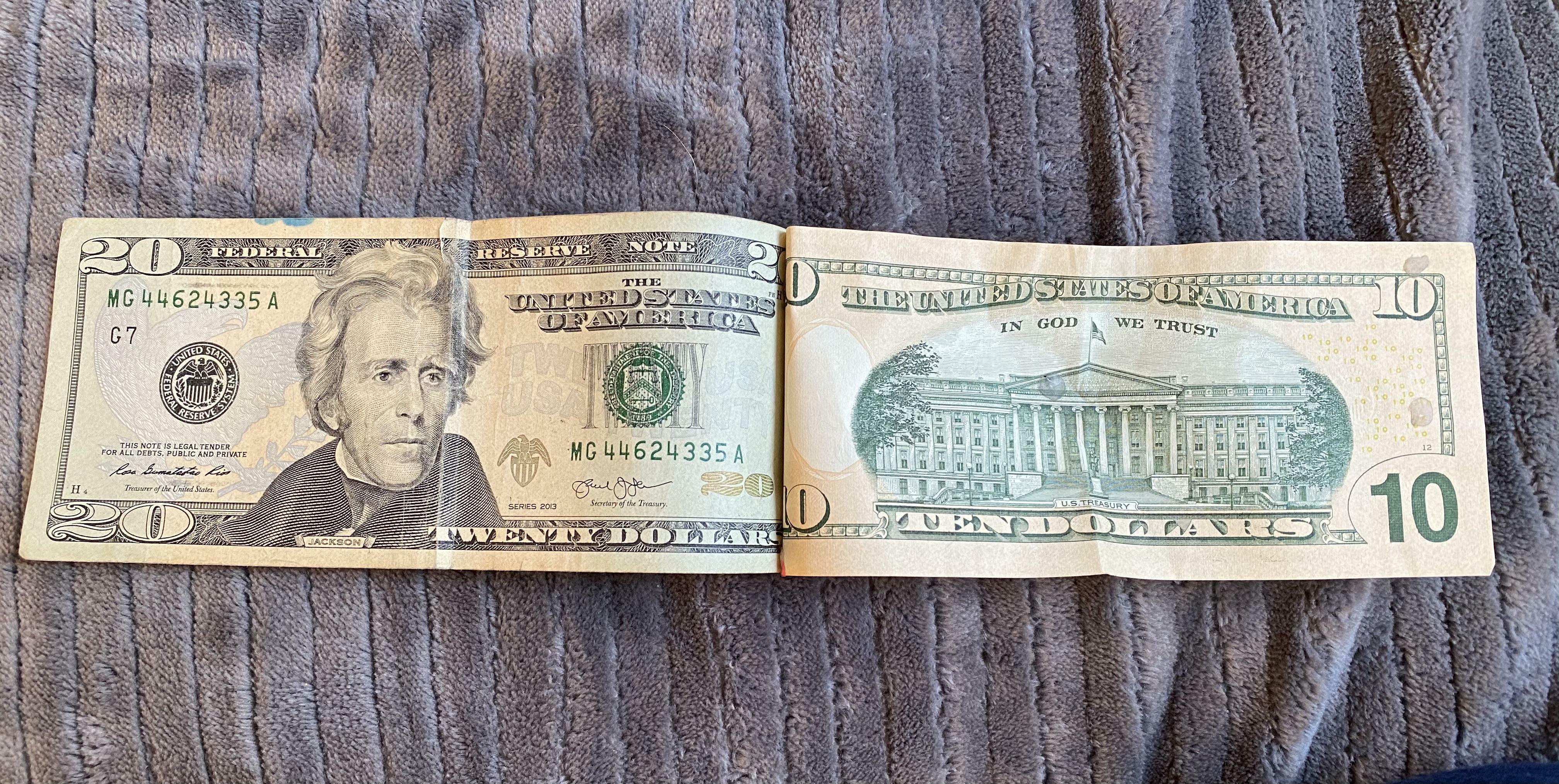 J'ai trouvé ça dans mon portefeuille. Je crois qu'on m'a donné le billet de 10 $ comme monnaie. Il était collé aux deux extrémités du billet de 20 $.
