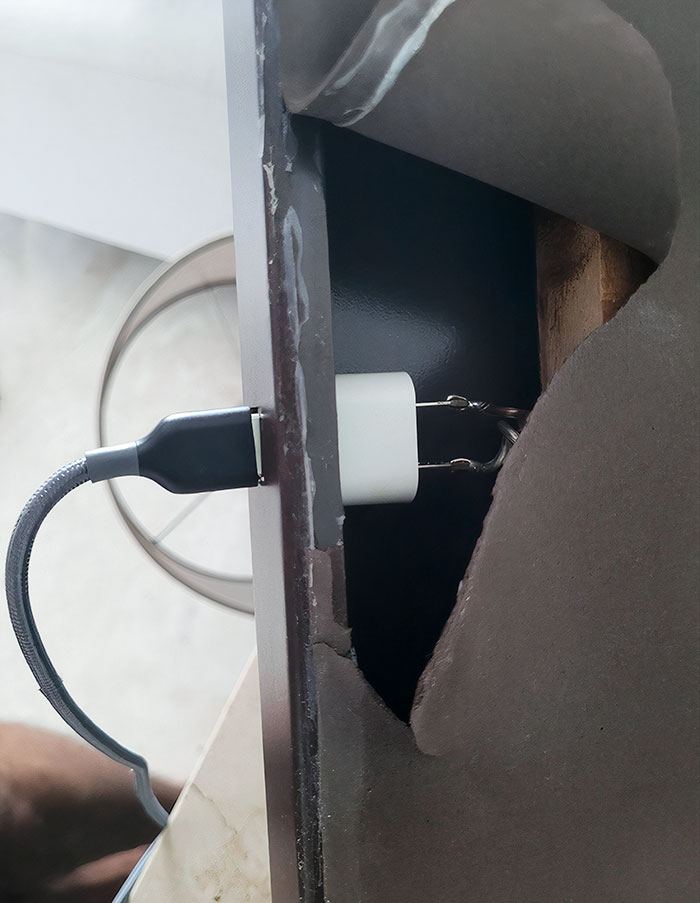 Le chargeur usb intégré de mon hôtel ne fonctionnait pas, alors je l’ai retourné pour y jeter un œil, et voici ce que j’ai vu