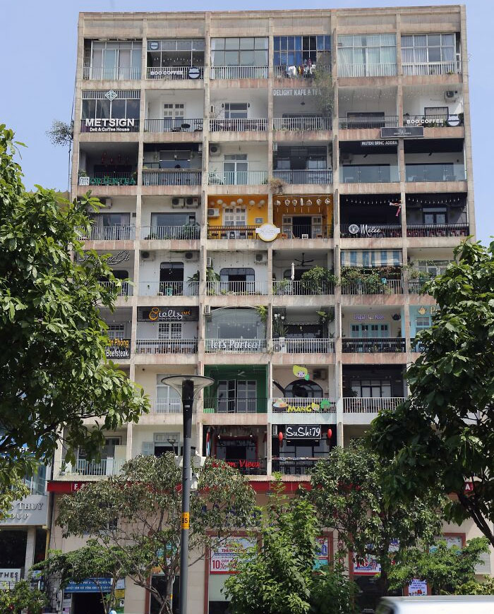 Chaque appartement de ce bloc a été transformé en café ou en restaurant.