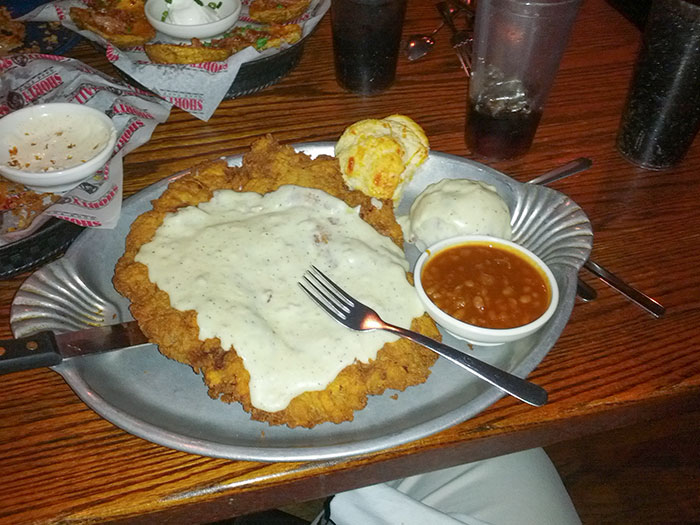 Quand j’ai commandé un steak fritté au poulet, je ne m’attendais pas à ce qu’il soit plus gros que ma tête (shorty small’s, oklahoma)