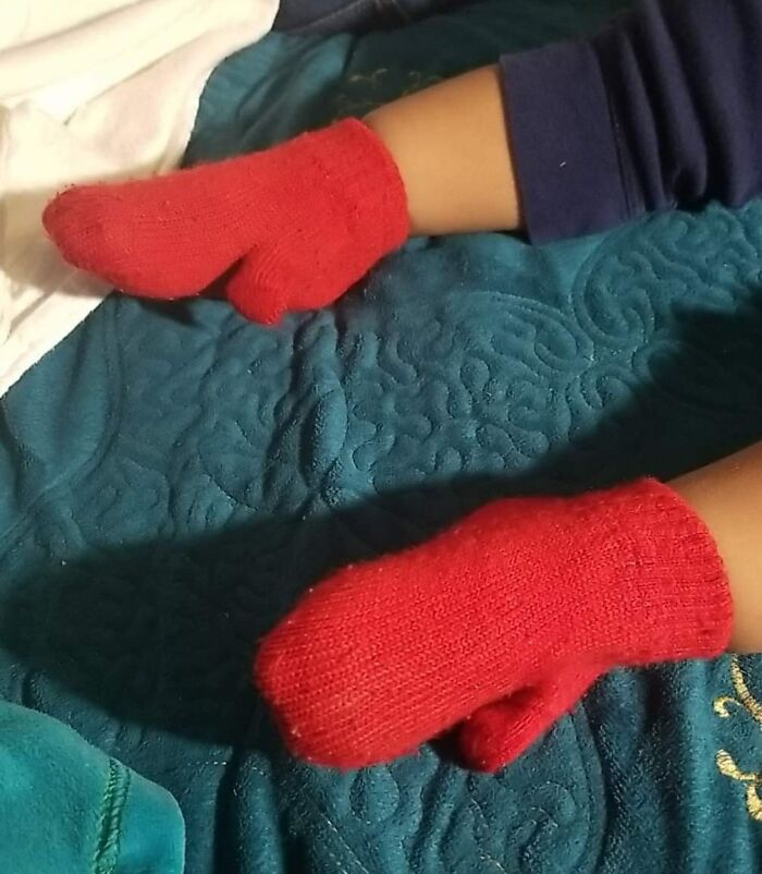 Je pensais avoir mis des chaussettes à mon fils ce matin. Il s’est avéré que c’était des gants. Ma belle-mère m’a envoyé ça.