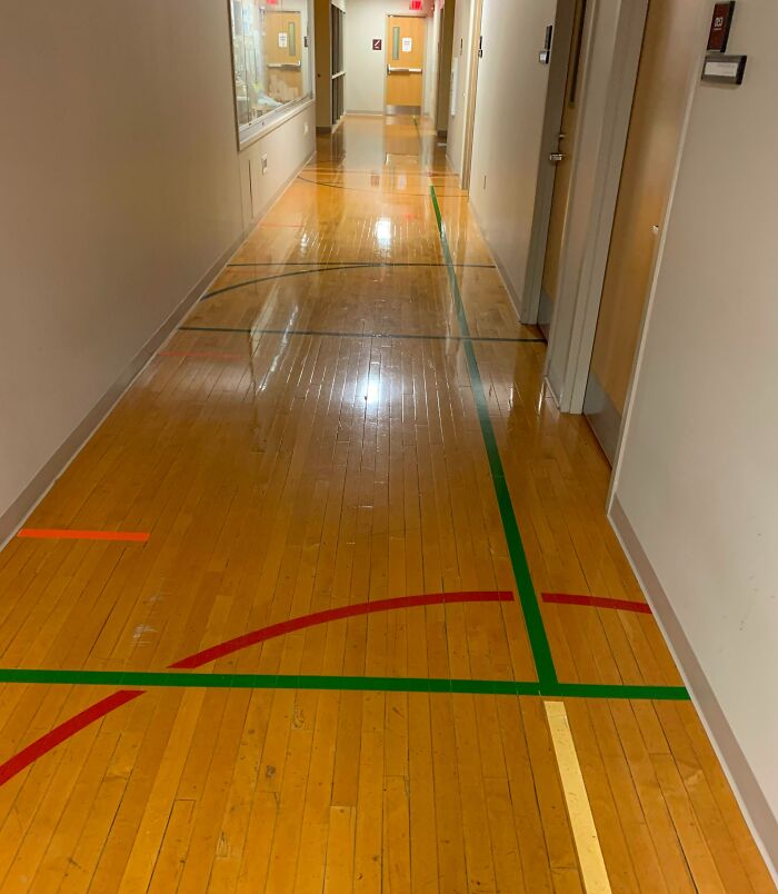 Le sol du bâtiment de conception de mon collège est le terrain de basket qu’il était avant.