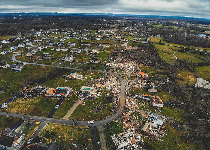 Je vis sur le côté gauche de cette trajectoire. tornade ef5 ce matin à 2 heures au tennessee. j’ai gagné à la loterie.