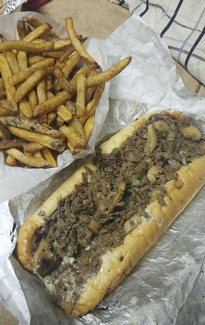 un très grand cheesesteak et des frites. je vis à san antonio, tx et cela vient d’un food truck qui fait le tour de la ville