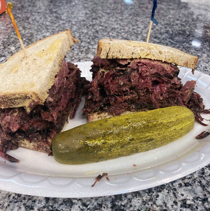 pastrami sur seigle avec moutarde et cornichon. de hershel’s east side deli au reading terminal market, philadelphie