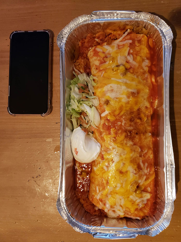 ce burrito qui vient de m’être livré (iphone x pour l’échelle)