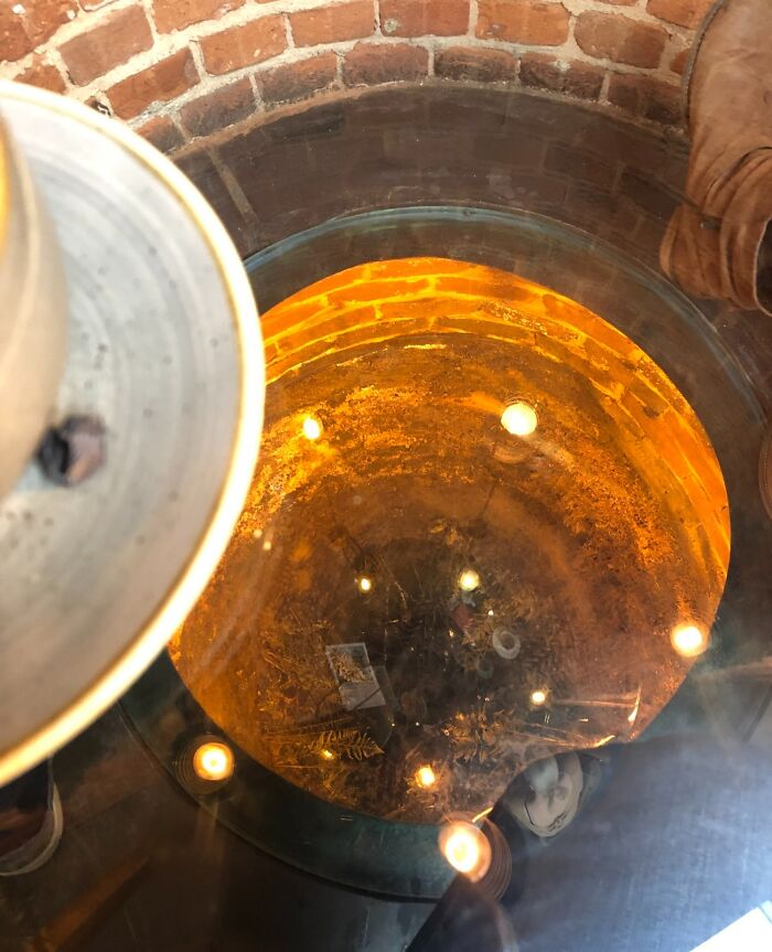 notre table au café local est placée au-dessus d’un puits médiéval