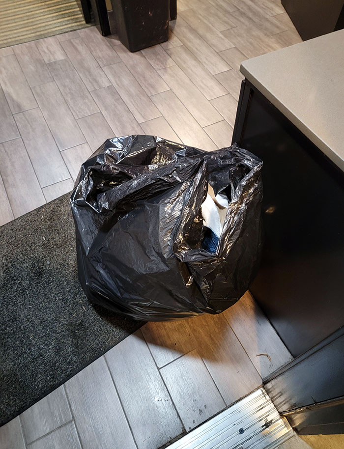 Je suis rentrée à l’hôtel après avoir travaillé 12 heures et j’ai découvert que le personnel avait mis toutes nos affaires dans un sac poubelle et donné notre chambre.
