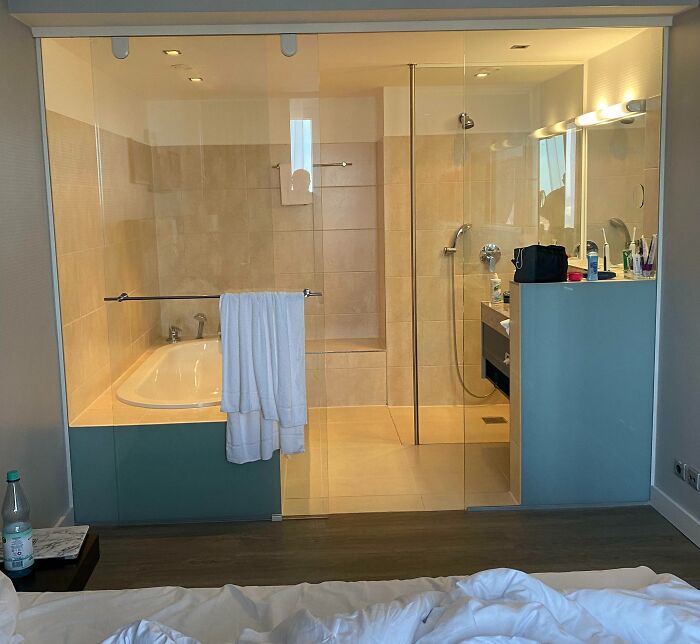 Pourquoi les chambres d’hôtel insistent-elles pour que je regarde mon partenaire prendre son bain ? Je suis contente de ne pas partager la chambre avec un ami ou un parent.