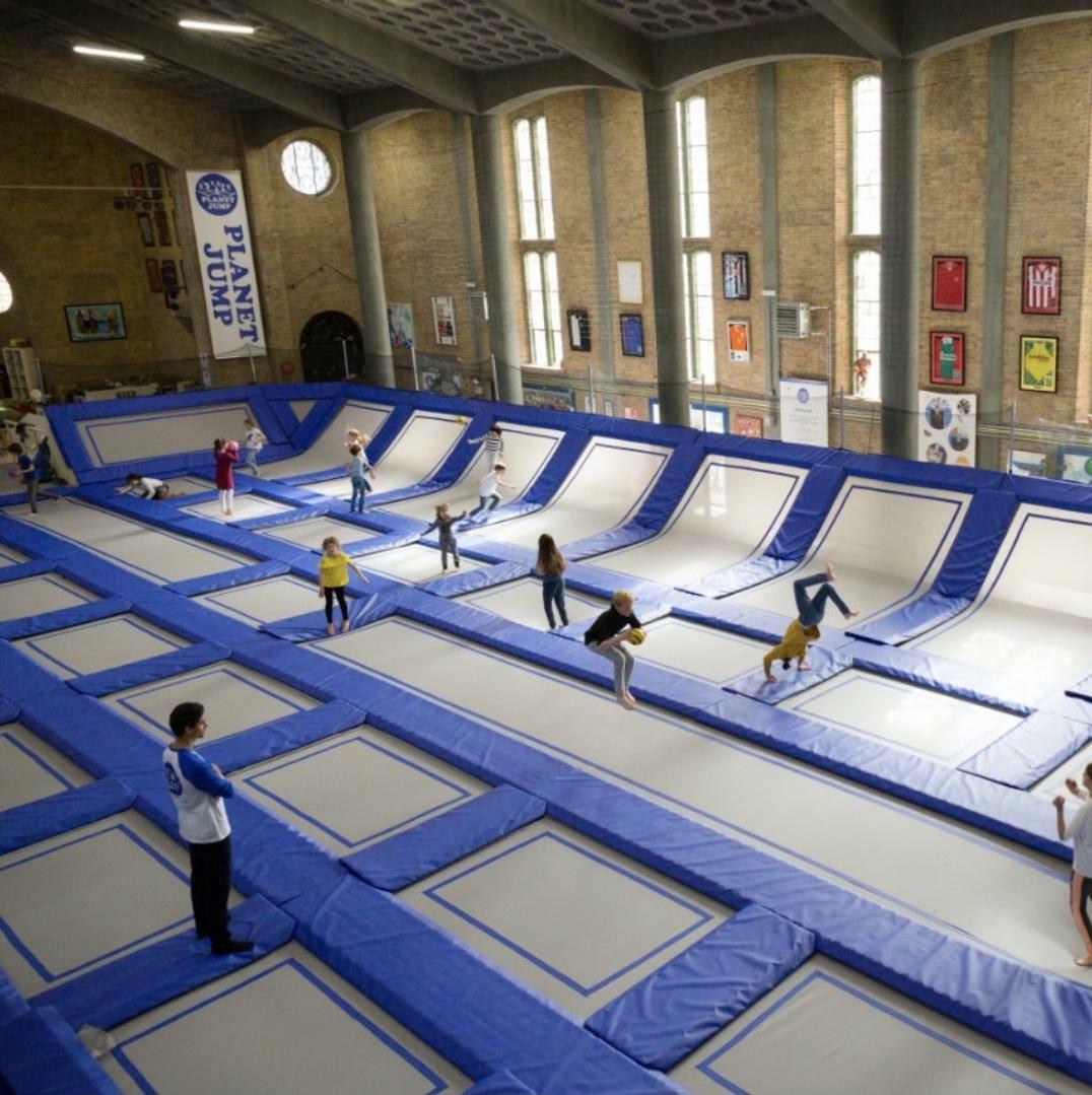 un parc de trampolines à l’intérieur d’une ancienne église