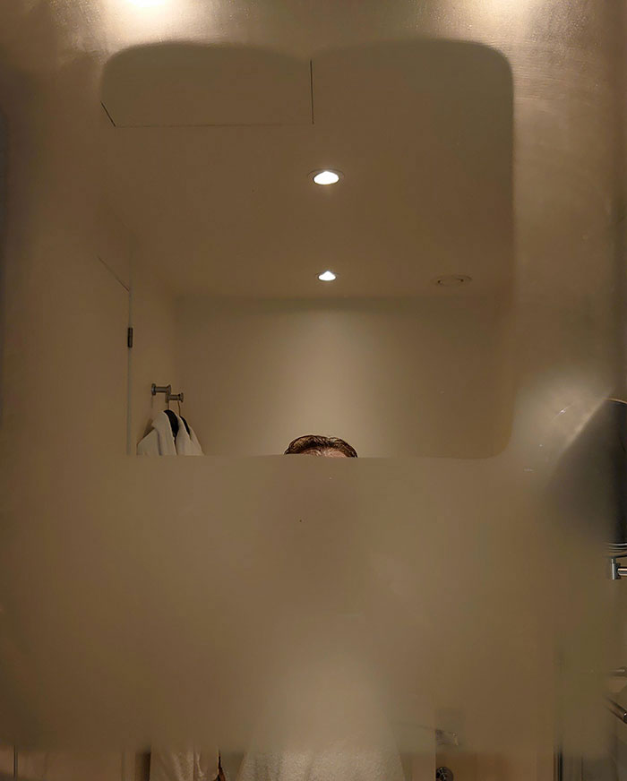 Le miroir de la salle de bain de mon hôtel a une section antibuée. Malheureusement, je mesure 5’2.