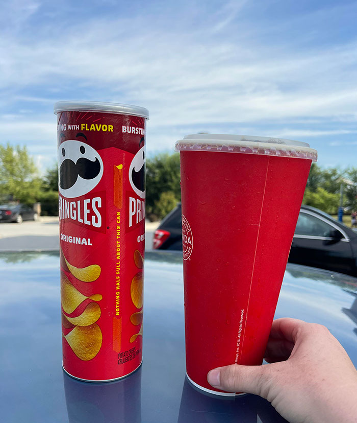 c’est ce que tu obtiens quand tu commandes une grande boisson chez panda express. boîte de pringles pour l’échelle