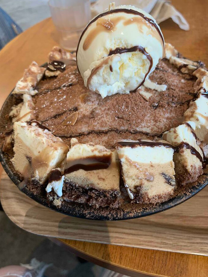 Un bingsu géant avec une garniture de tiramisu et de la glace. Il a pris beaucoup de place sur la petite table.