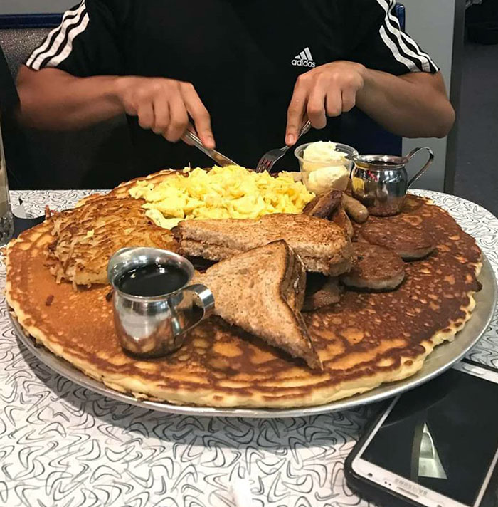 cette crêpe géante. elle fait partie d’un défi alimentaire dans un endroit appelé nicolette diner à minneapolis.