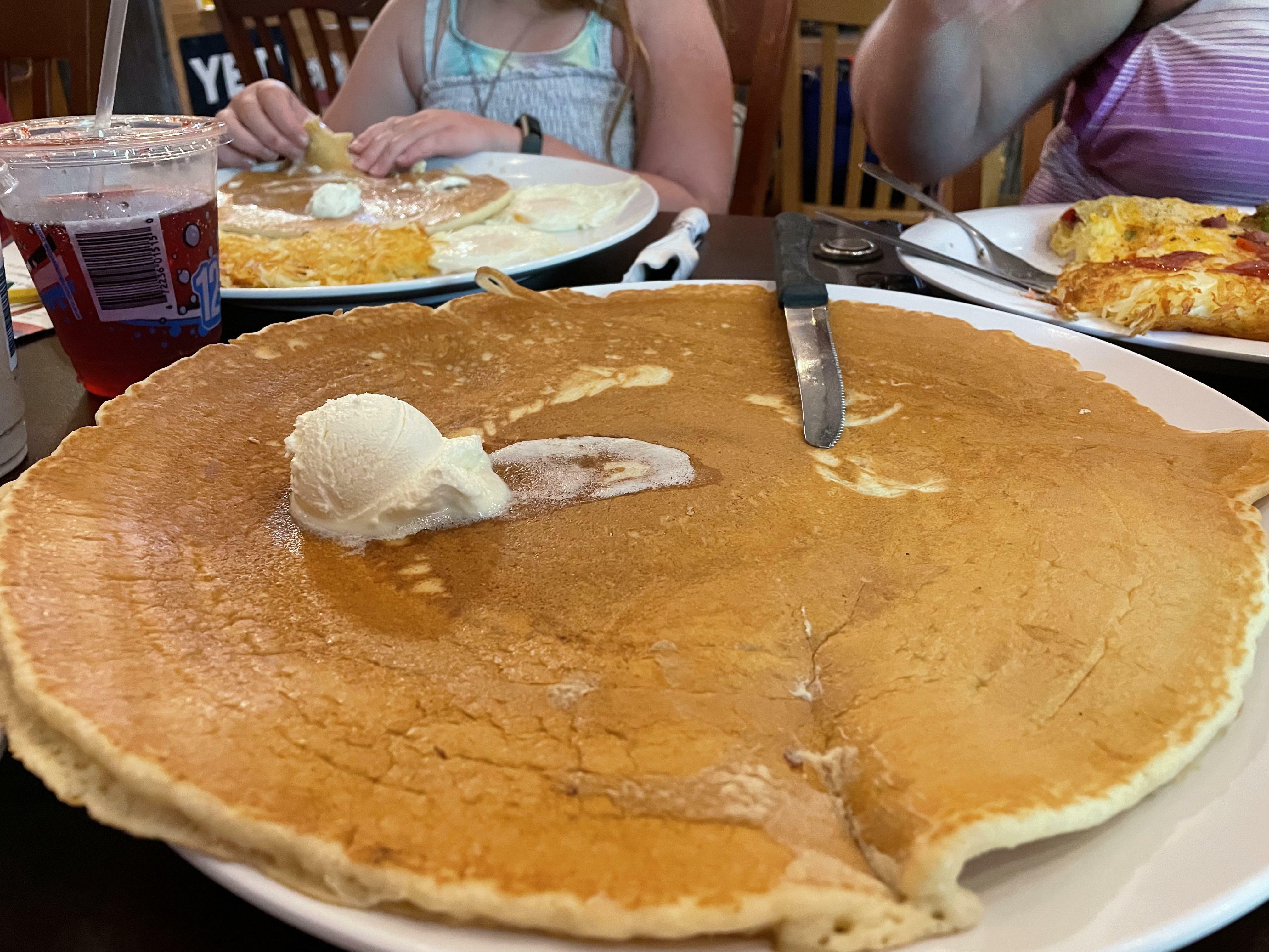 cette crêpe qui accompagnait mon omelette. elle vient de chez billy gail's à branson, mo