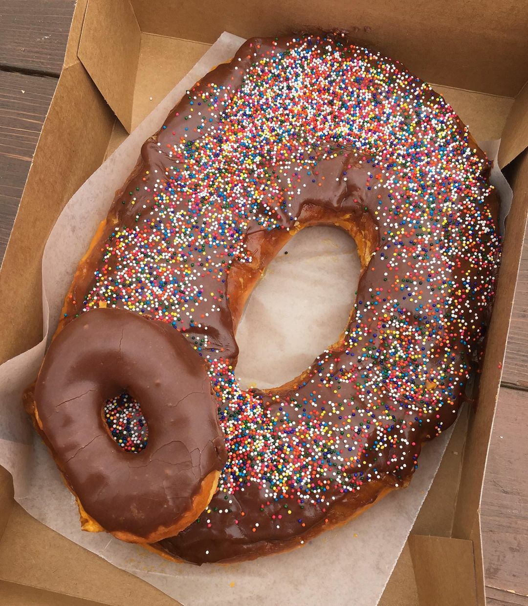 en rêvant de ce plus beau duo de donuts le jour des donuts