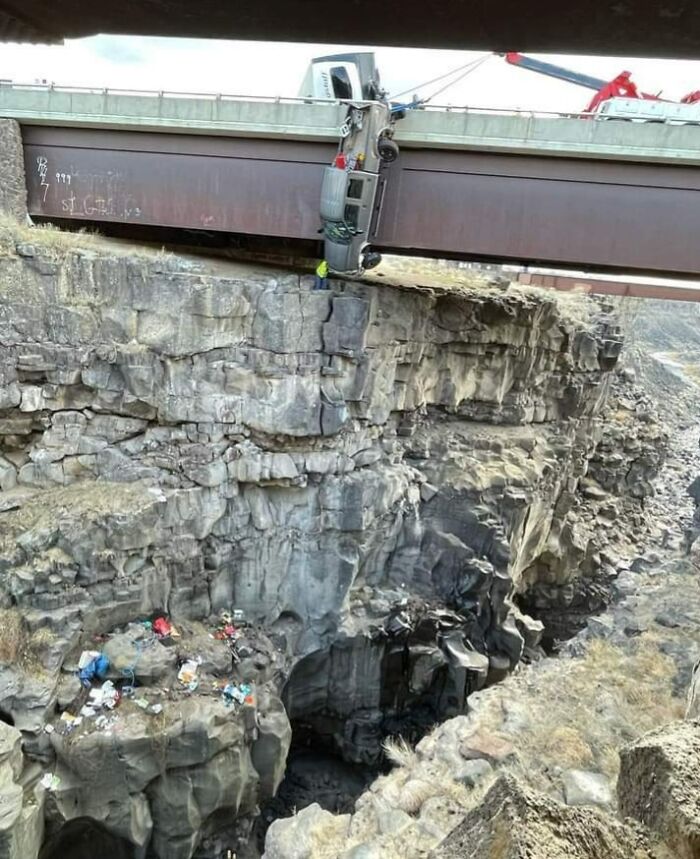 Un camion passe sur un pont et est sauvé par des chaînes de sécurité accrochées à un camping-car