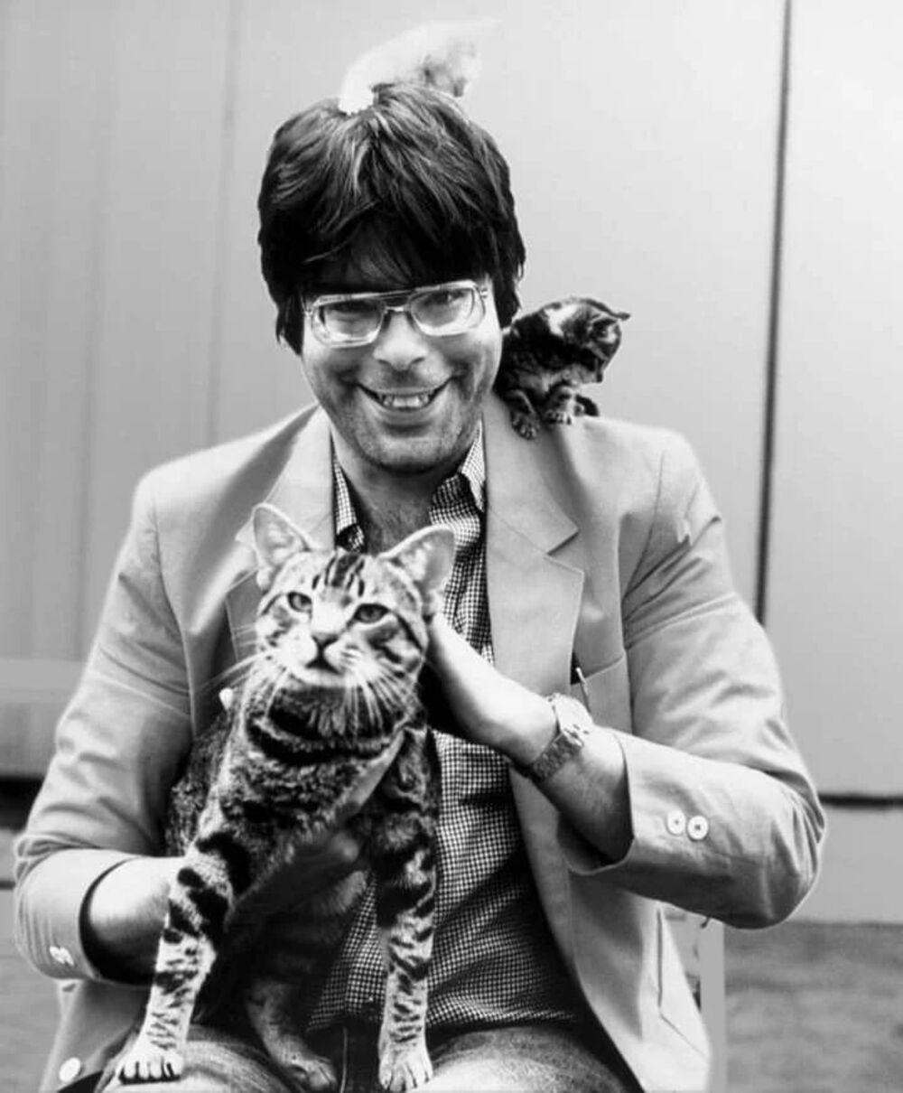 Cette photo des années 1980 montre l’écrivain à suspense américain stephen king avec ses adorables chatons.