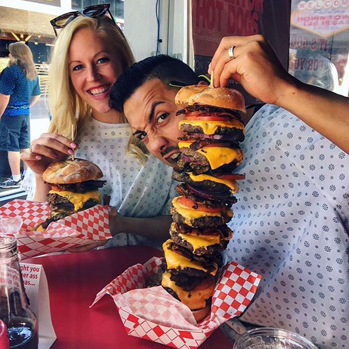 il est incroyablement important d’avoir un système de soutien solide quand on s’attaque à notre burger à octuple pontage. heart attack grill, las vegas, nevada