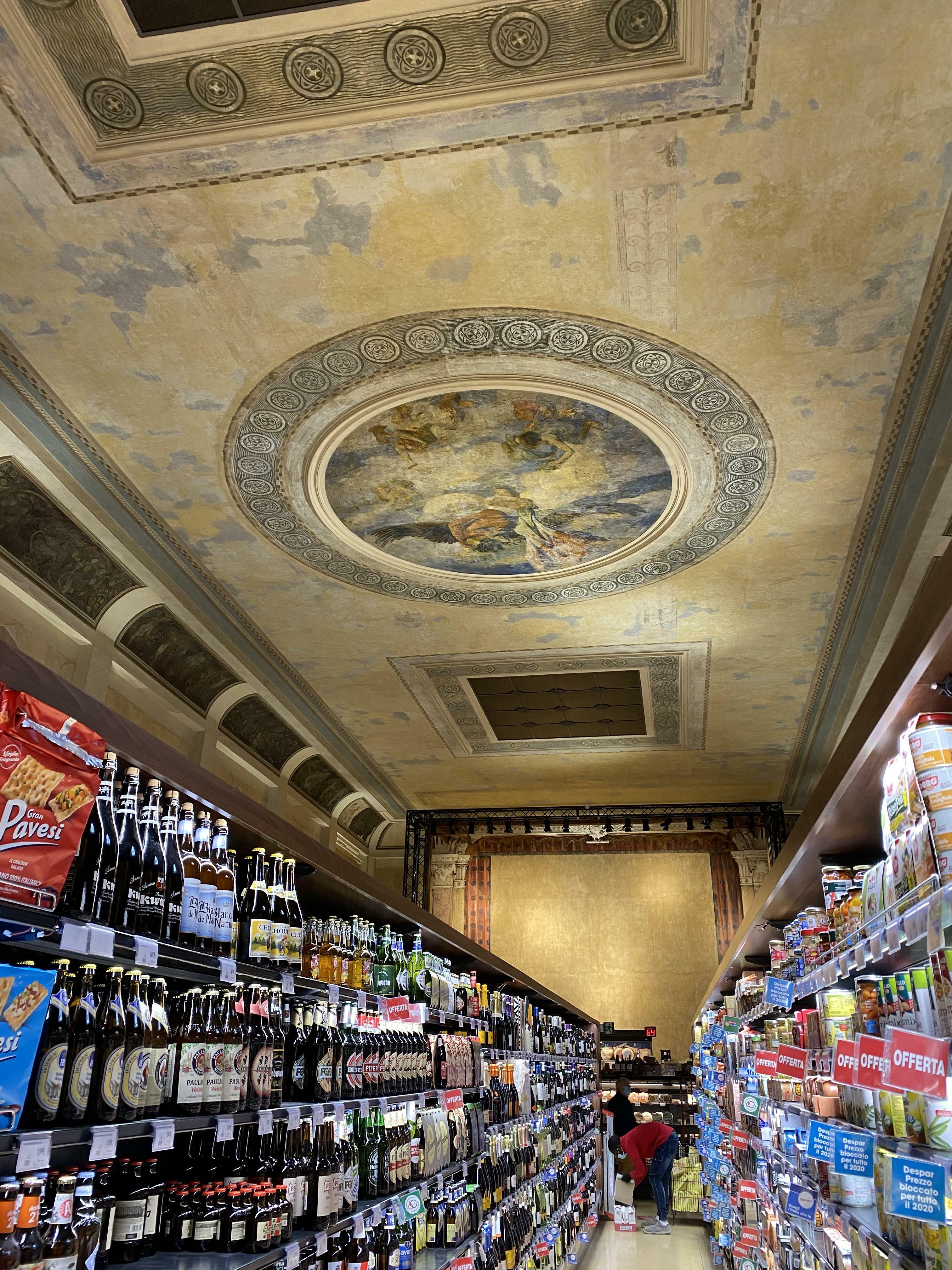un supermarché dans un vieux théâtre à venise, en italie