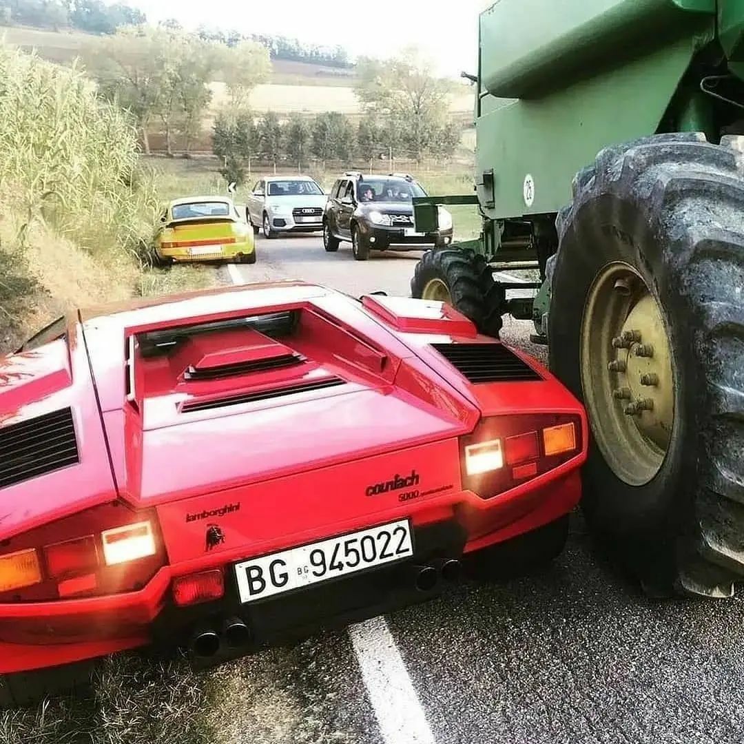 trop près pour être confortable