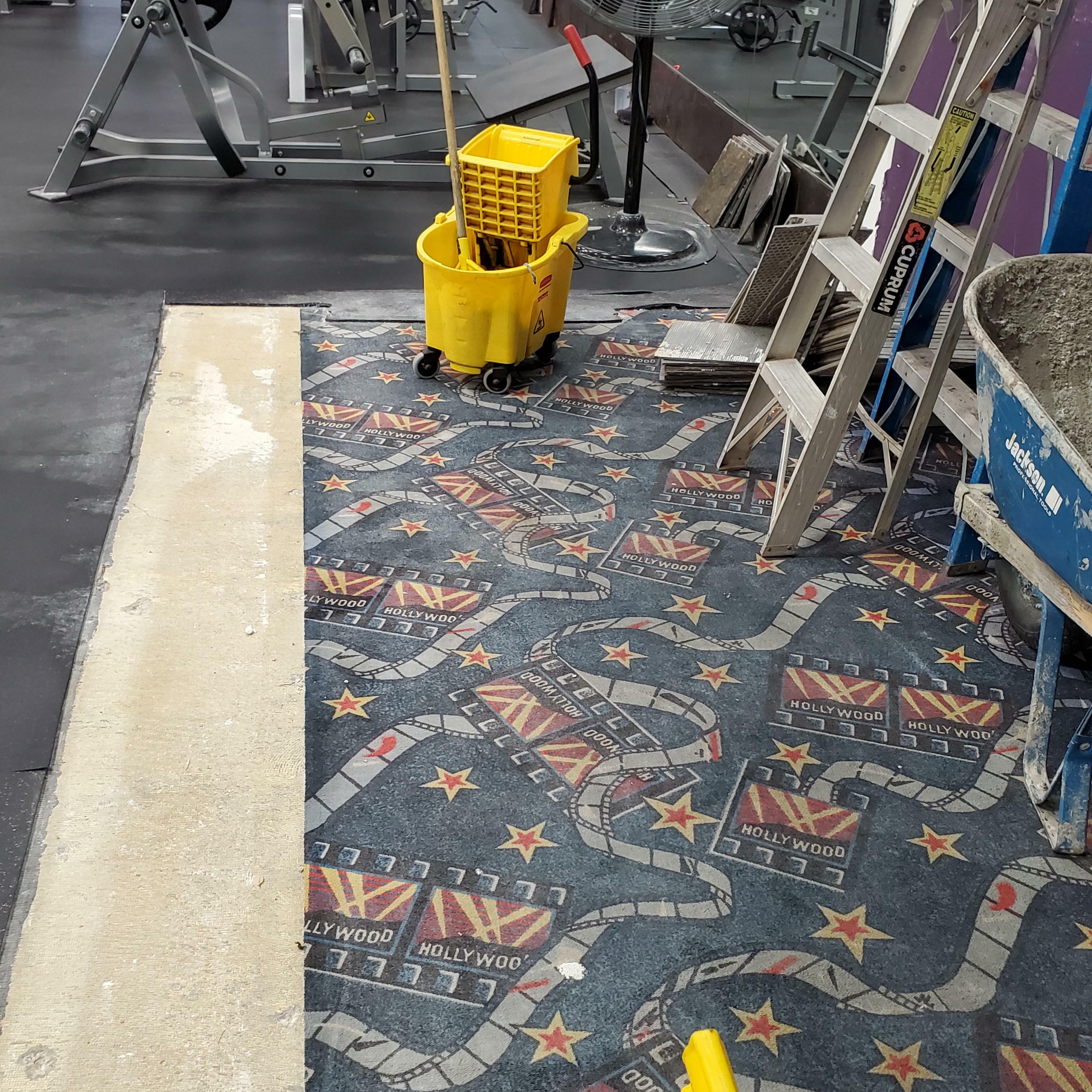 La salle de sport où je vais est en rénovation. Ils ont abattu quelques murs et ont révélé que c'était une ancienne vidéo hollywoodienne.