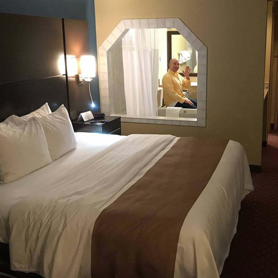 Le pire design de chambre d’hôtel de tous les temps. Ce qui est drôle, c’est que le seuil de la porte de la salle de bain a un verrou dessus.